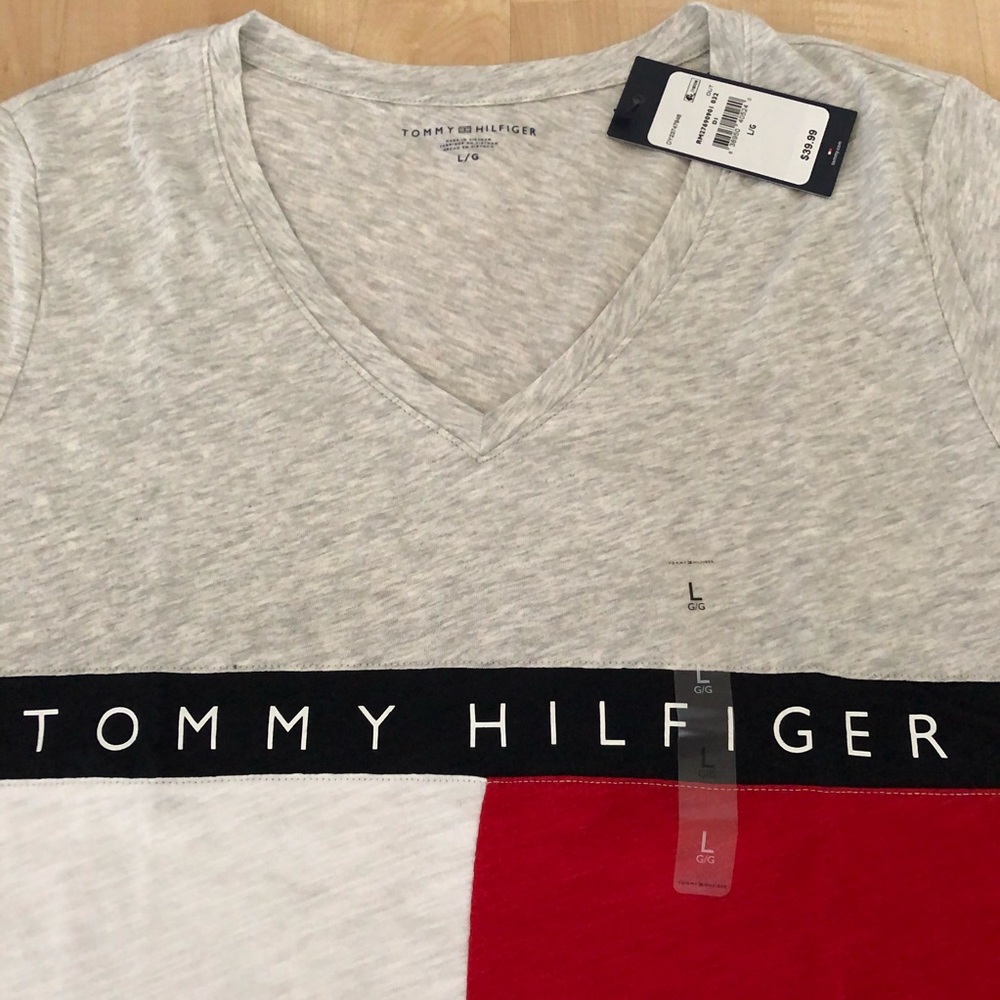 Hilfiger women’s tee shirt V neck - Picture 2 of 5